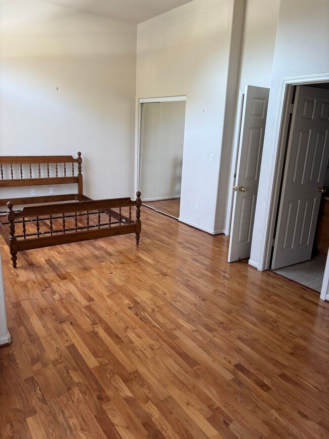 Building Photo - Spacious 3 to 4 Bedroom, 4-Bath Home in Pr...