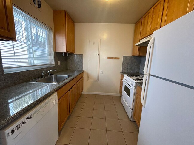 Building Photo - 655 Oakland Ave