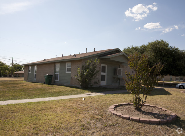 Building Photo - Heritage Oaks