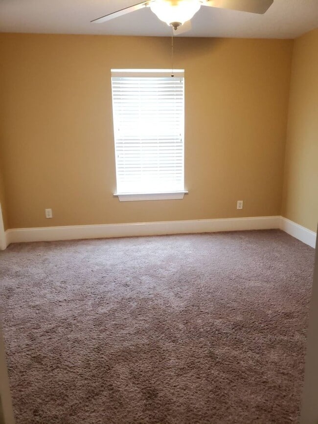 Building Photo - Beautiful, Custom-Built Home in Established & Coveted MOWAT HIGHLANDS!