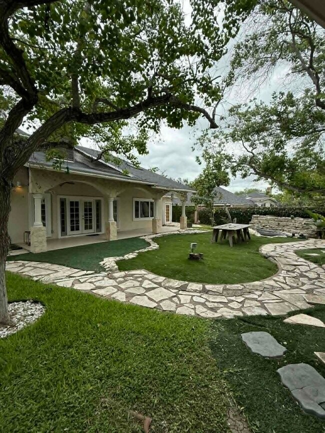 Building Photo - 3110 Jacaranda Dr