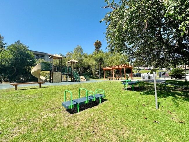 Building Photo - 3 Bedroom Townhome near USD!! Parking + La...