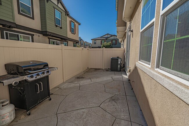 Building Photo - COMING SOON! Santa Clarita 3-Bedroom River...