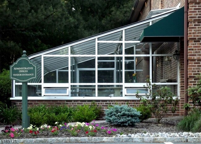 Building Photo - 2 Richmond Rd