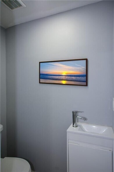 Building Photo - 643 Navarre Dr