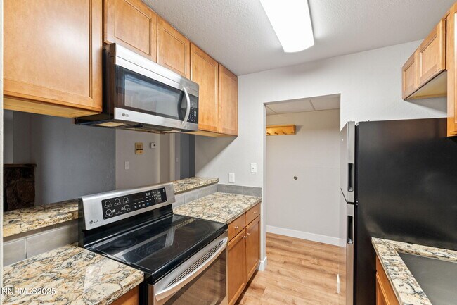 Building Photo - 2955 Lakeside Dr