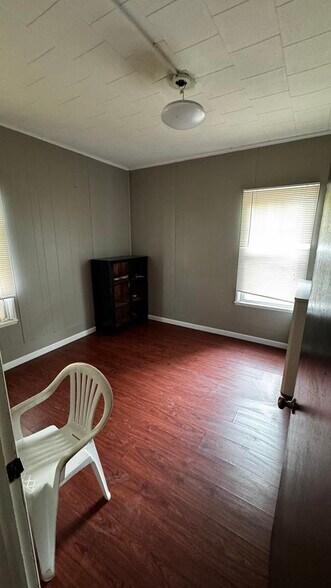Building Photo - 1843 Hertel Ave