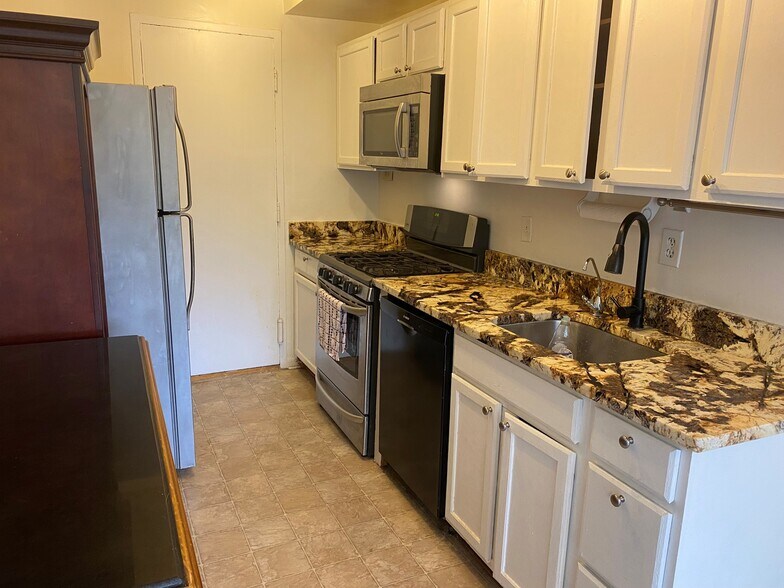 Building Photo - 10201 Grosvenor Pl