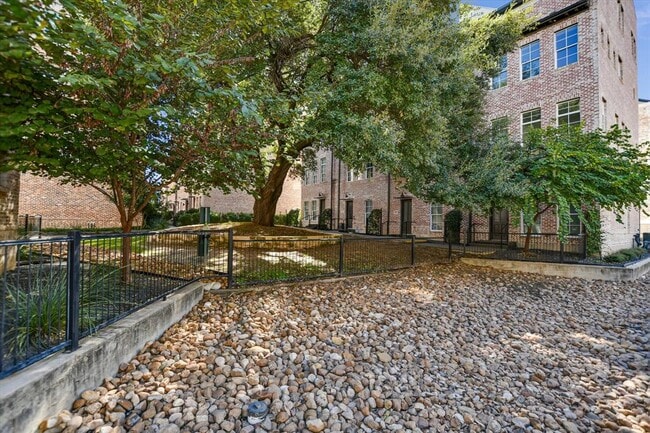 Building Photo - 1301 Town Creek Dr