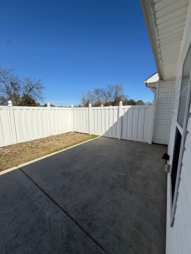 Building Photo - Well-Maintained Home in Convenient Madison Location