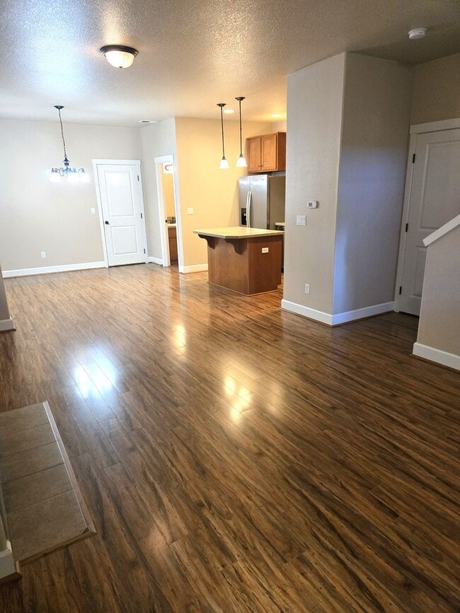 Building Photo - Tons of Space ! Walk to Park!  Newer 2017 ...