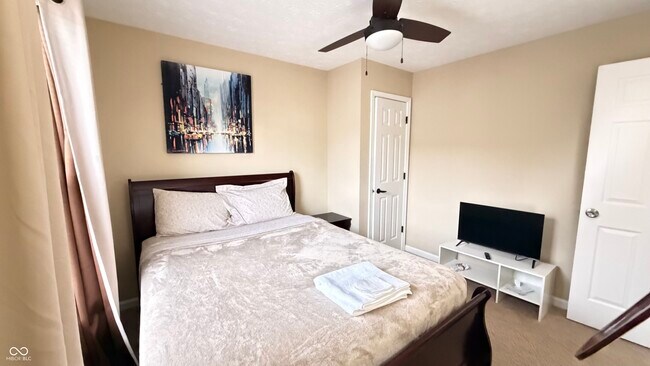 Building Photo - 6010 Lakeside Manor Ave