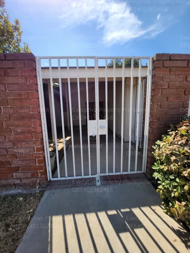 Building Photo - 3 Bedroom 2 Bath Great Location