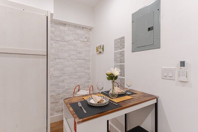 Building Photo - 631 Wilson Ave