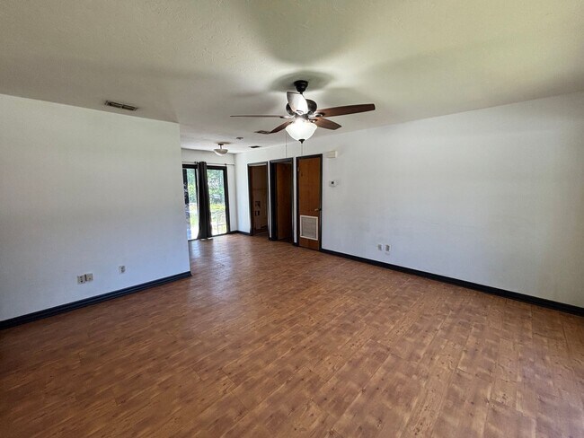 Building Photo - Ocala Park Estates / 2/2 ***Won't Last***