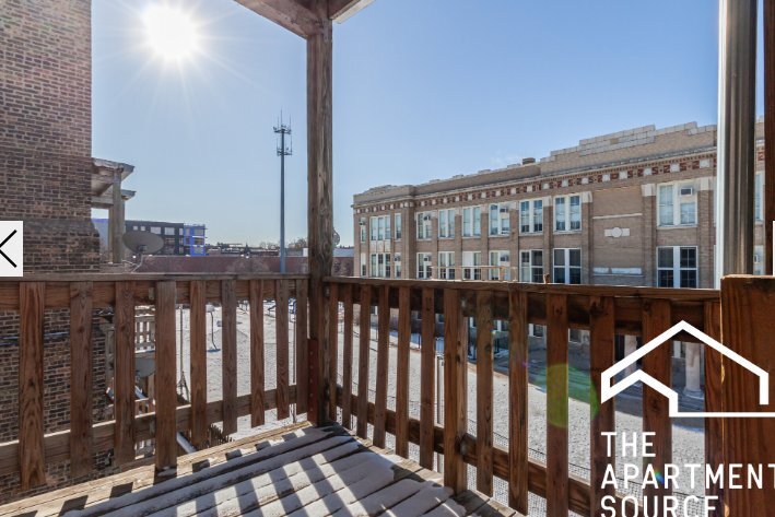 Building Photo - 827 W Waveland Ave