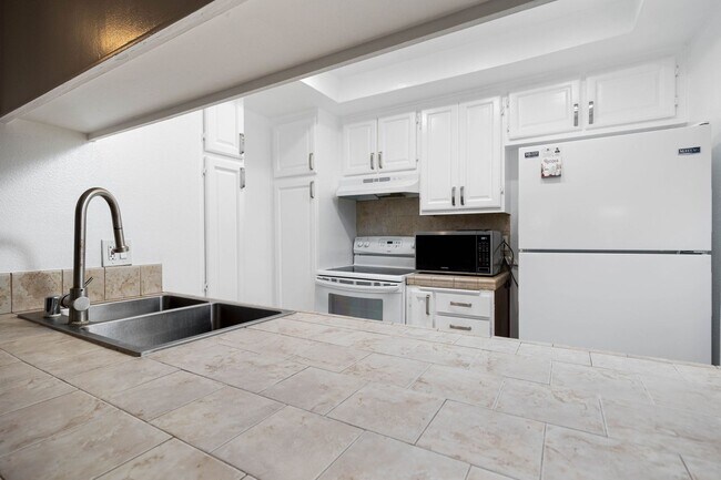 Building Photo - Great opportunity to rent this beautiful c...