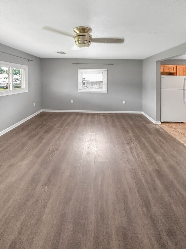 Building Photo - Welcome to this charming 2-bedroom, 1-bath...