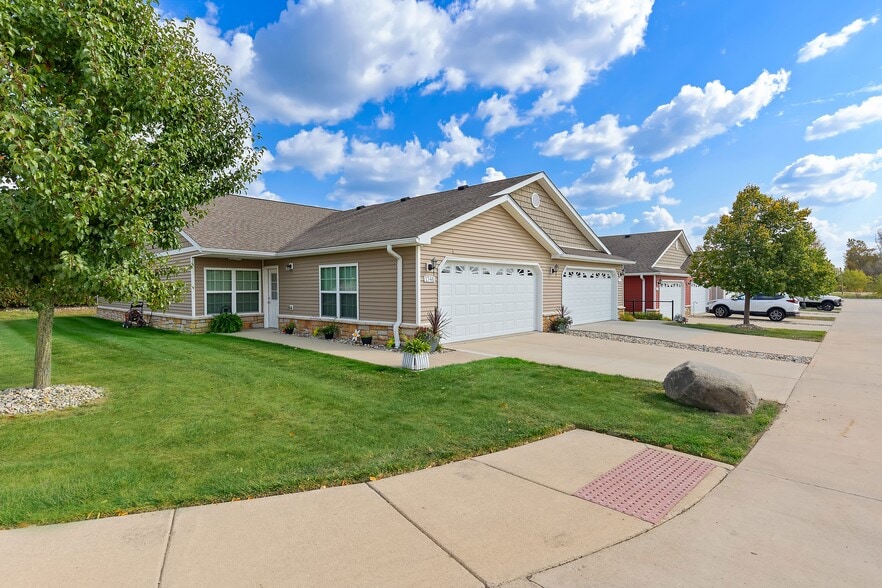 Building Photo - Redwood Howell