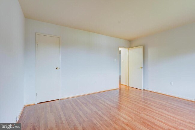 Building Photo - 7400 Lakeview Dr