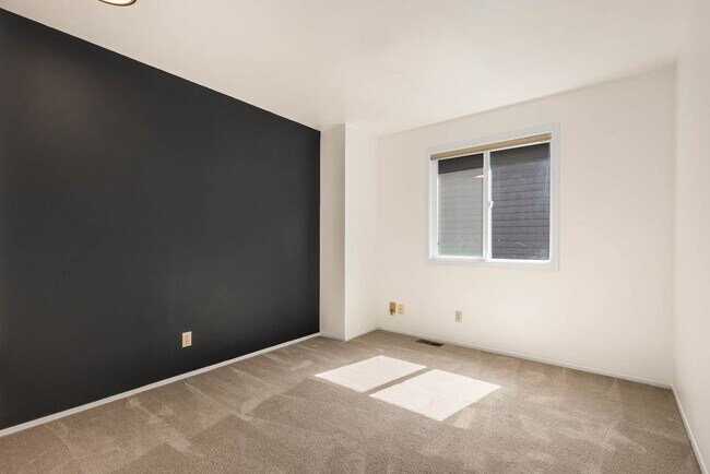 Building Photo - Updated Issaquah Home in Klahanie Neighborhood