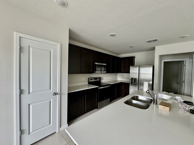 Building Photo - Epperson lagoon community-9565 Rally Spring Loop, Wesley Chapel!" WIFI AND CABLE INCLUDED