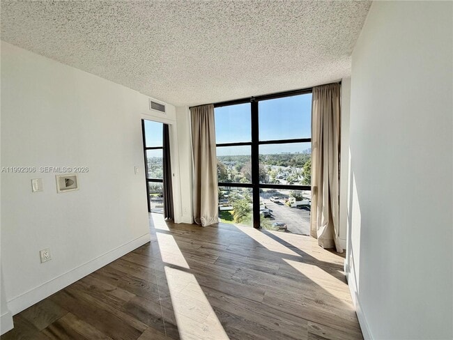 Building Photo - 1000 Parkview Dr