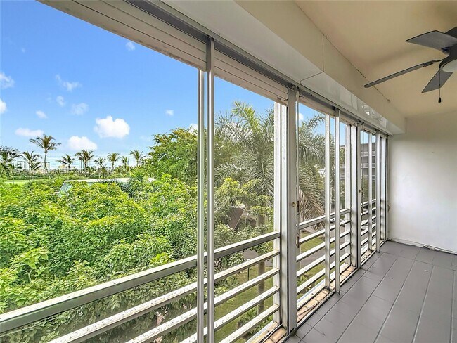 Building Photo - 1000 NE 14th Ave