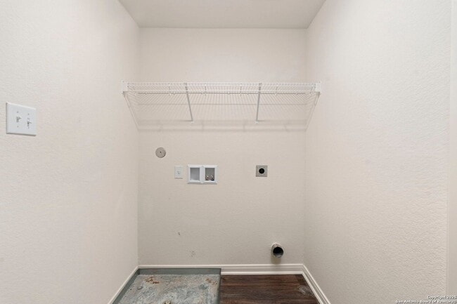 Building Photo - Charming Home Awaits: Spacious & Modern Living in a Prime Location