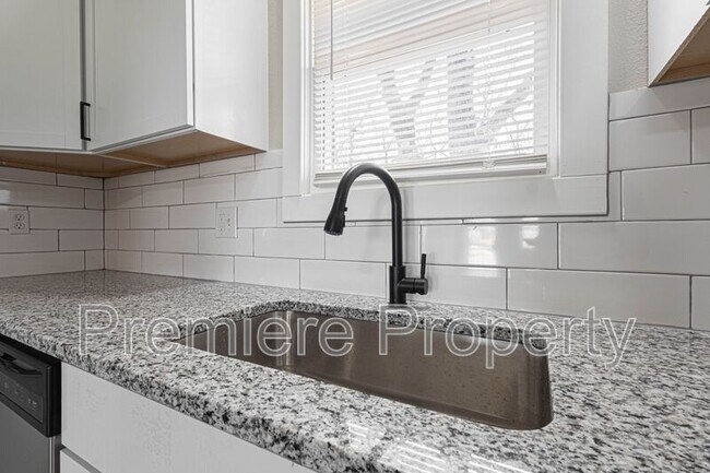 Building Photo - 719 E College St