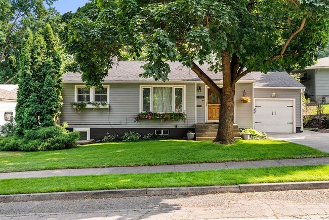 Primary Photo - Beautiful South Perry Home