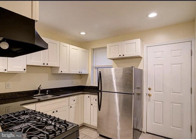 Building Photo - 2663 Belgrade St