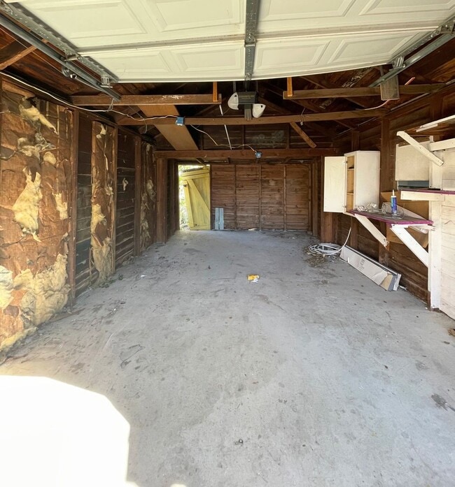 Building Photo - Updated 2-Bed, 1-Bath House