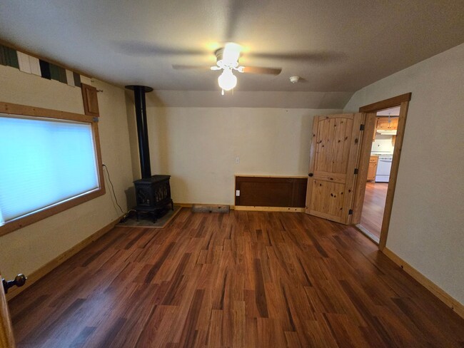 Building Photo - *LEASE PENDING* For Rent: 2 Bed/1 Bath Hom...