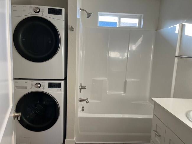 Building Photo - End Townhouse Unit in South Medford/Phoenix Area