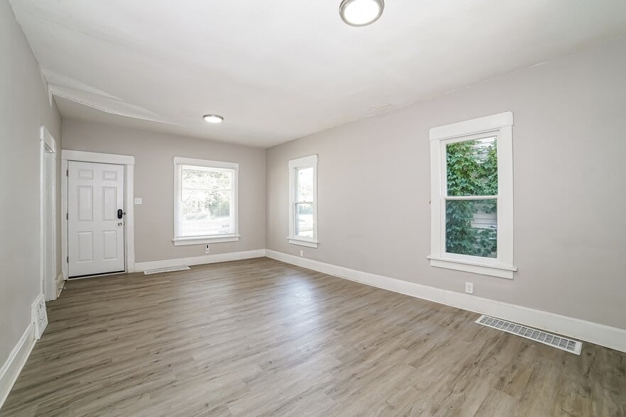 Building Photo - 906 W Virginia Ave