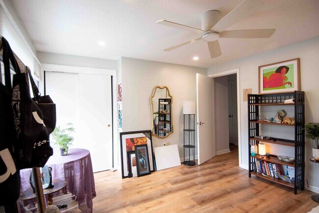 Building Photo - 2 Bedroom Condo Available August 1st