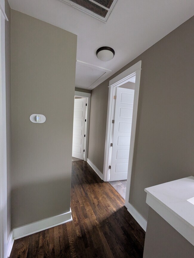 Building Photo - 2024B Straightway Ave