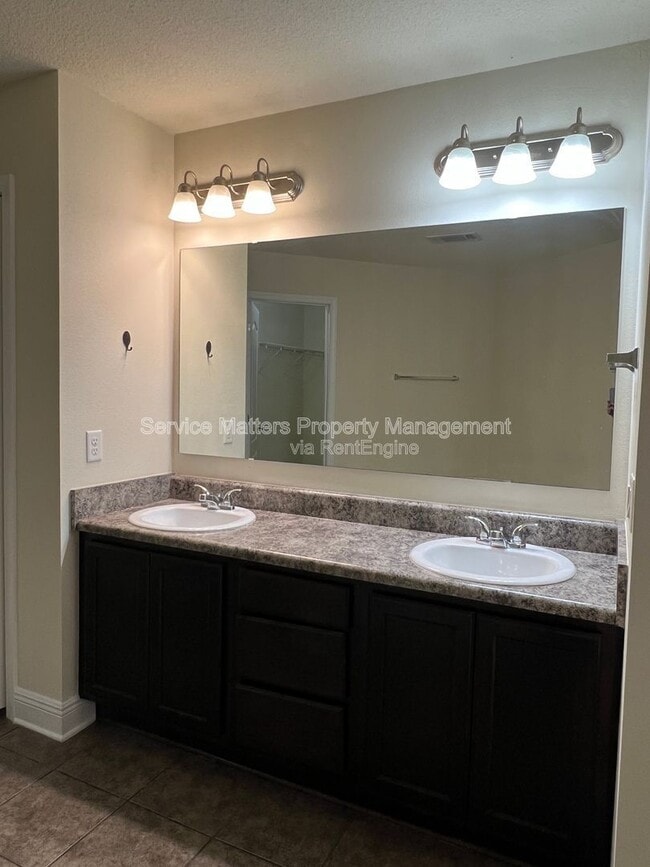 Building Photo - 7037 Season Dr