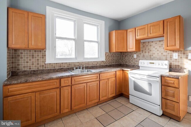 Building Photo - 851 S 57th St