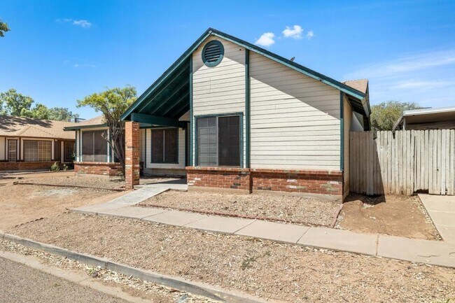 Building Photo - 8520 W Palm Ln