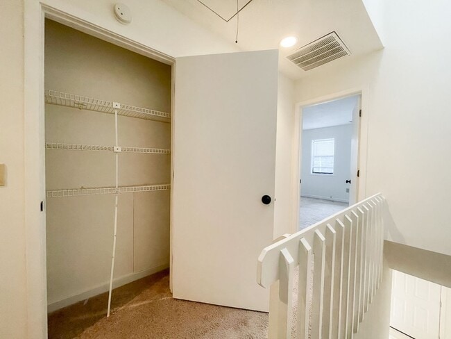 Building Photo - Cozy Two Bedroom Townhouse