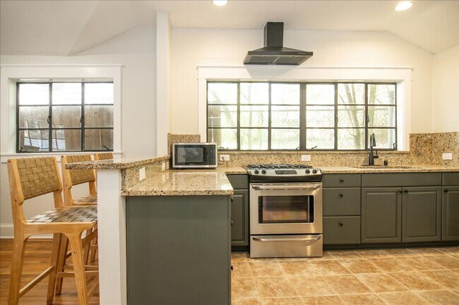 Building Photo - Beautifully Renovated 2/1 in Desirable Gra...