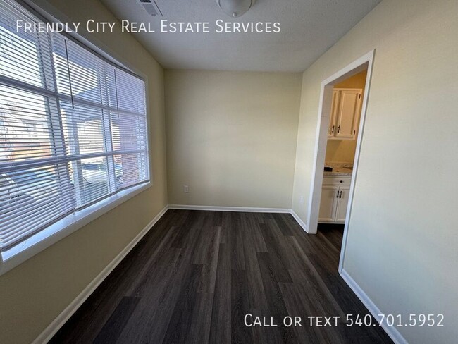 Building Photo - Recently updated 2 bedroom, 1.5  bath Town...