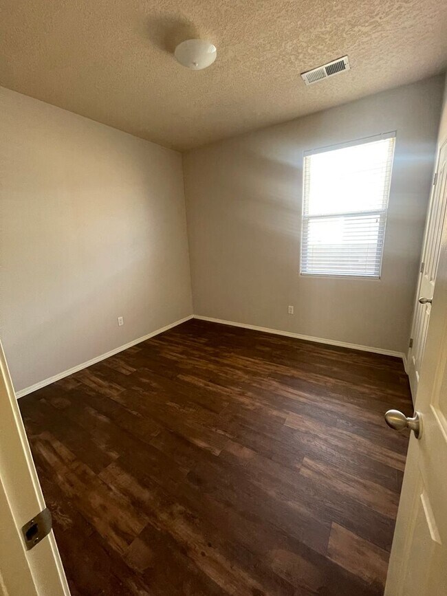 Building Photo - Great 3 Bedroom Home
