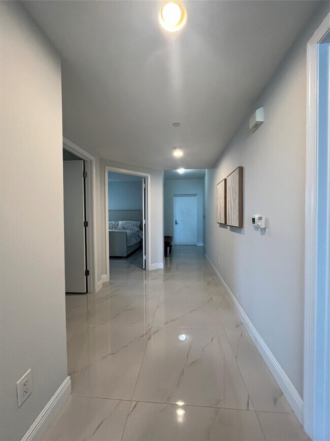 Building Photo - 2650 Lake Shore Dr