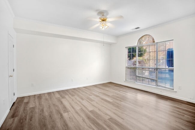 Building Photo - 4 Bedroom 2 Bath Townhouse in Pelham