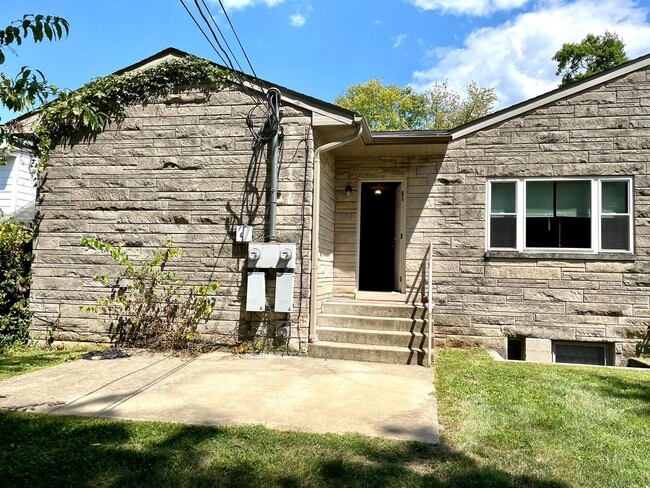 Building Photo - Spacious 3 bed/2 bath - walk to campus!