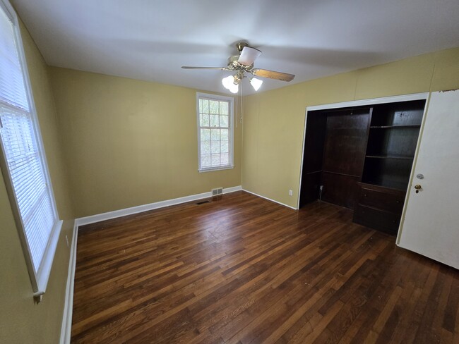 Building Photo - 604 Highland Park Dr