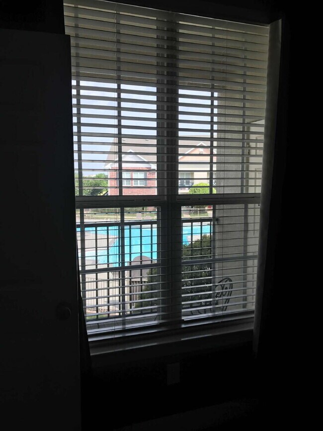 Building Photo - Spacious Condo in Fox Run Condos!